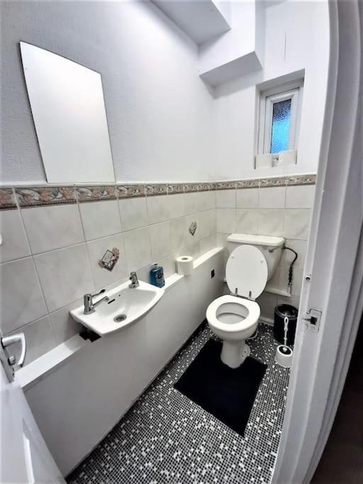 Zone 1, 3bedroom With A Garden Appartamento *